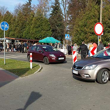 Przy cmentarzu w Kamieniu brak miejsc dla niepe�nosprawnych