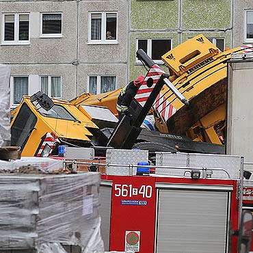 Przewr�ci� si� d�wig na budowie Kauflandu. Mog�o doj�� do tragedii. Zobacz film!