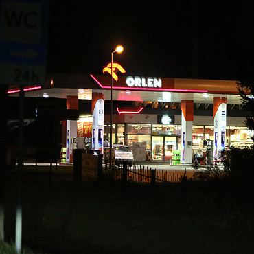 Kierowcy kradn� paliwo ze stacji benzynowej.