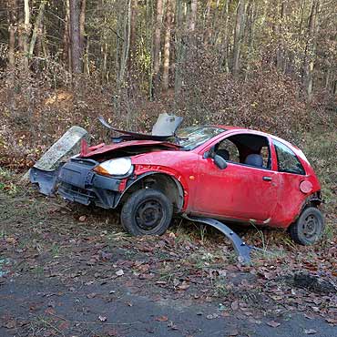 Roztrzaskany czerwony ford. Na tej drodze dosz�o te� do innej kolizji volkswagen uderzy� w drzewo. 