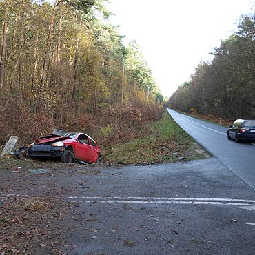 Roztrzaskany czerwony ford. Na tej drodze dosz�o te� do innej kolizji volkswagen uderzy� w drzewo. 