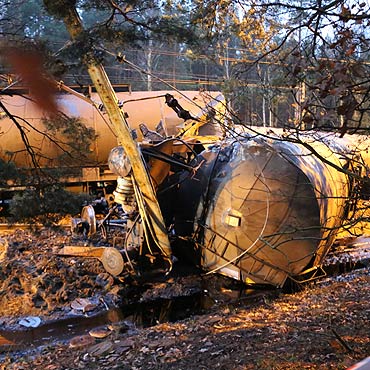 Pociągi odcięte. Sprawdź jak dojedziesz! Zobacz zdjęcia i film!