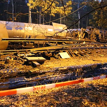 Pociągi odcięte. Sprawdź jak dojedziesz! Zobacz zdjęcia i film!