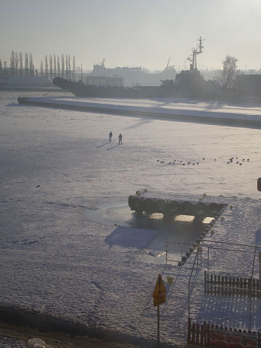 O krok od tragedii! Ludzie chodz� po zamar�ni�tym kanale