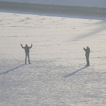 O krok od tragedii! Ludzie chodz� po zamar�ni�tym kanale