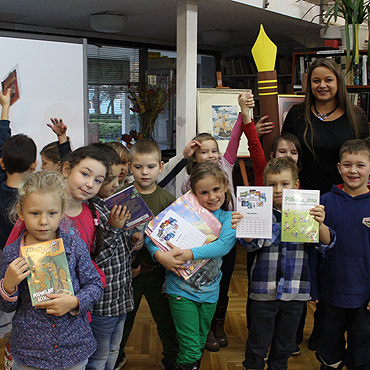 Uroczyste pasowanie pierwszoklasist�w na czytelnik�w biblioteki