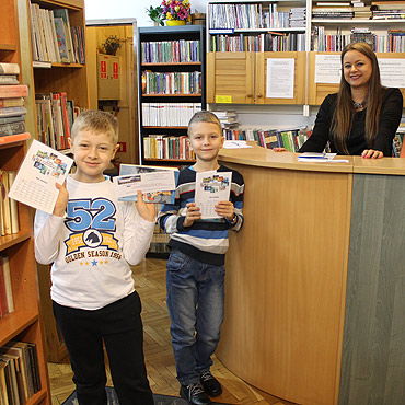Uroczyste pasowanie pierwszoklasist�w na czytelnik�w biblioteki