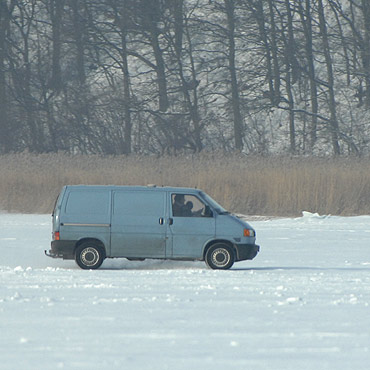 Z ma�ymi dzie�mi je�d�� po zamarzni�tym Zalewie Szczeci�skim