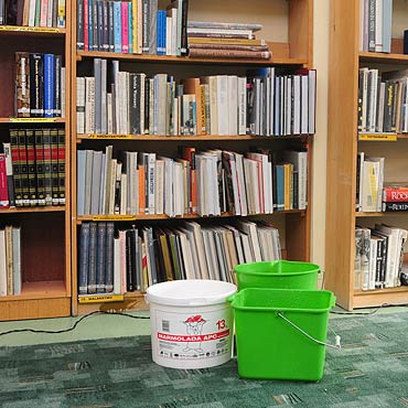 Dziwn�w: Woda kapie z dachu na ksi��ki w bibliotece