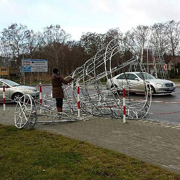 Przewr�cona choinka i podwy�szony stan wody. Orkan Ksawery da� zna� o sobie.