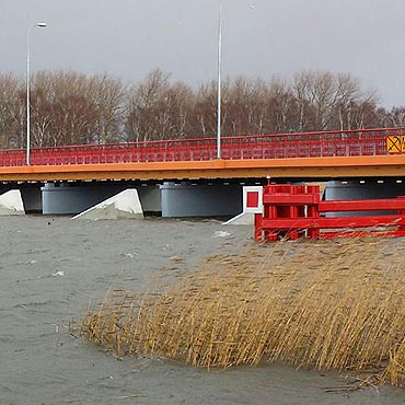 Przewr�cona choinka i podwy�szony stan wody. Orkan Ksawery da� zna� o sobie.