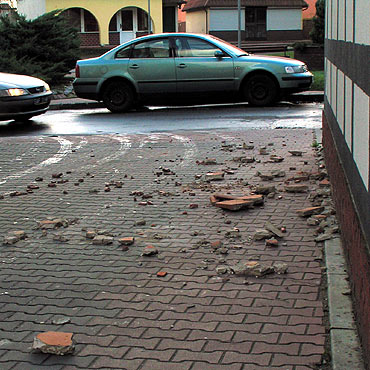 Wiatr zniszczył komin w Kamieniu Pomorskim