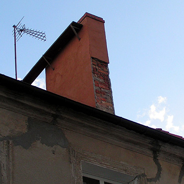 Wiatr zniszczył komin w Kamieniu Pomorskim