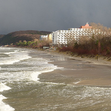Sztorm zalał plażę w Międzyzdrojach