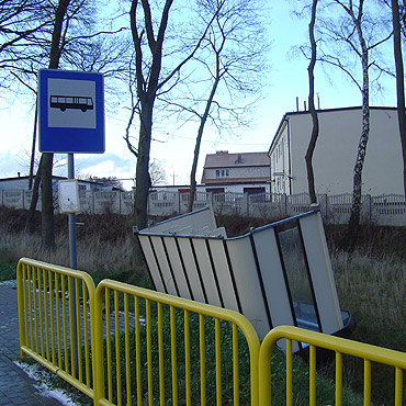 Wiatr przewrócił przystanek autobusowy i pozrywał ozdoby świąteczne w Kamieniu Pomorskim