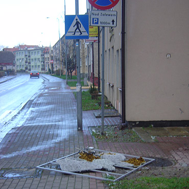 Wiatr przewrócił przystanek autobusowy i pozrywał ozdoby świąteczne w Kamieniu Pomorskim