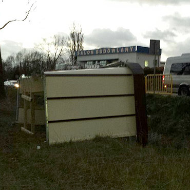 Wiatr przewrócił przystanek autobusowy i pozrywał ozdoby świąteczne w Kamieniu Pomorskim