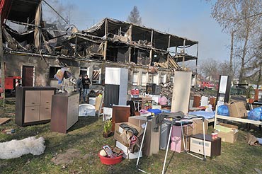 Zeznania �wiadk�w pomog� ustali� przyczyn� po�aru hotelu socjalnego