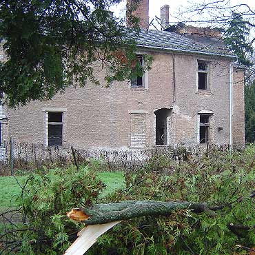 Rudera przy głównej ulicy