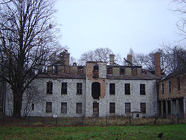 Rudera przy głównej ulicy