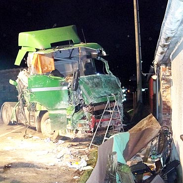 Kierowca samochodu ci�arowego uderzy� w dom! S� poszkodowani