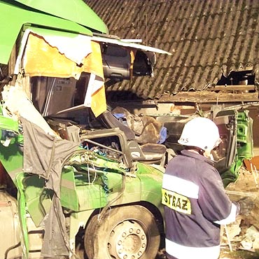 Kierowca samochodu ci�arowego uderzy� w dom! S� poszkodowani