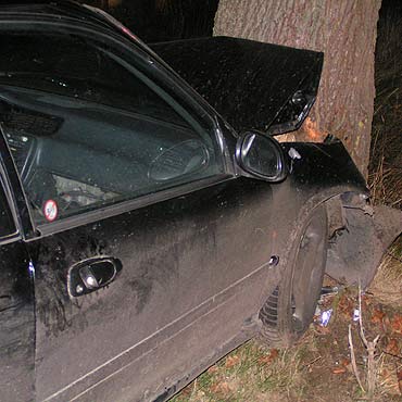 Rozbita honda porzucona na miejscu wypadku