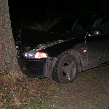Rozbita honda porzucona na miejscu wypadku