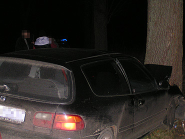 Rozbita honda porzucona na miejscu wypadku