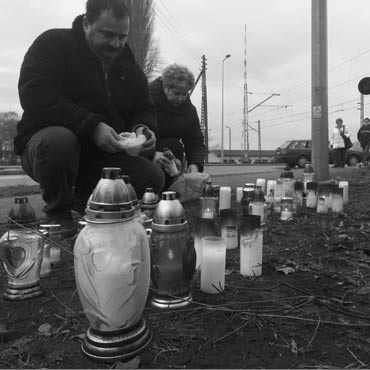 Mieszka�cy Kamienia Pomorskiego pal� znicze w miejscu tragedii