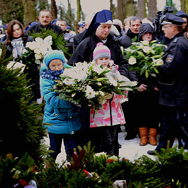 Mieszkańcy Kamienia Pomorskiego w smutku i zadumie pożegnali policjanta i jego rodzinę. Zobacz fotogalerię i film!