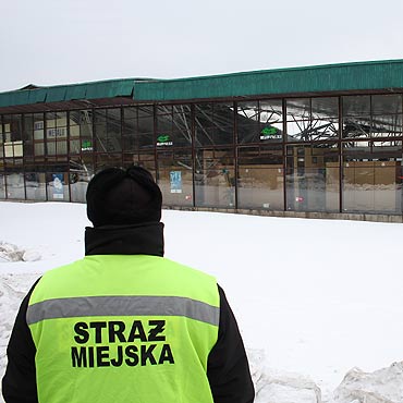 Zawali� si� dach sklepu meblowego