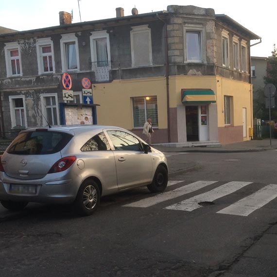 W Międzyzdrojach mistrz parkowania zastawił przejście dla pieszych