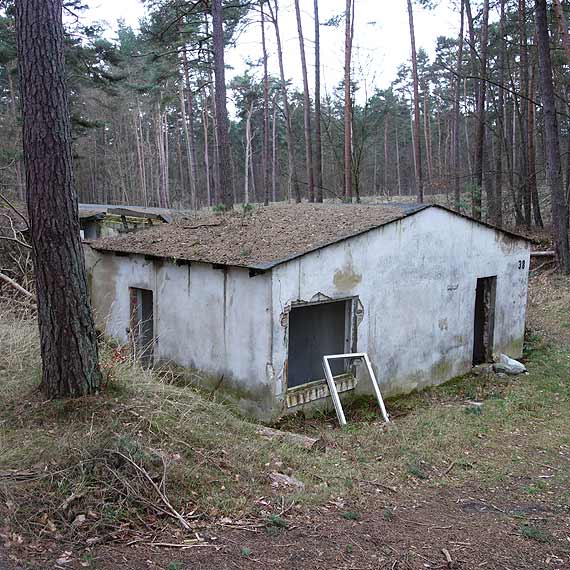 Zdewastowana jednostka wojskowa w miejscowo�ci �wi�tou��