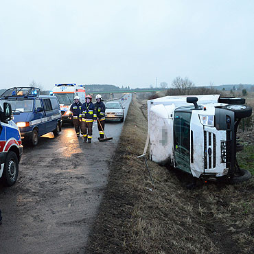 W Dargob�dzu ford wjecha� do rowu! Kierowca w szpitalu!