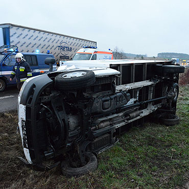 W Dargob�dzu ford wjecha� do rowu! Kierowca w szpitalu!