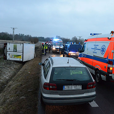 W Dargob�dzu ford wjecha� do rowu! Kierowca w szpitalu!