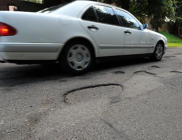 Burmistrz og�osi� przetarg na �atanie dziur