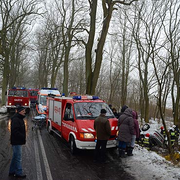 Samochód wpadł do rowu. Kierująca pojazdem kobieta uwięziona! Zobacz zdjęcia