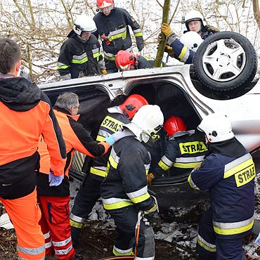 Samochód wpadł do rowu. Kierująca pojazdem kobieta uwięziona! Zobacz zdjęcia
