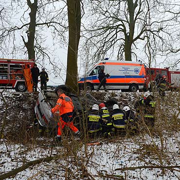 Samochód wpadł do rowu. Kierująca pojazdem kobieta uwięziona! Zobacz zdjęcia