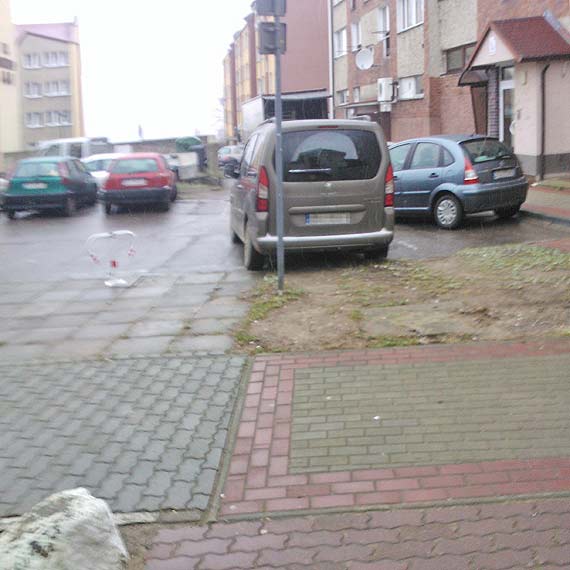Czytelnik: Na osiedlu brakuje miejsc do parkowania dla inwalid�w! To kpina!