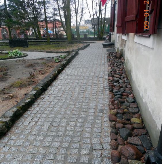 Coraz �adniej przed Pa�acem Biskupim w Kamieniu Pomorskim