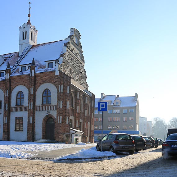 Wi�cej miejsc parkingowych pod ratuszem!