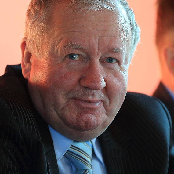 Czy lodowisko musi by� problemem stawianym na sesji