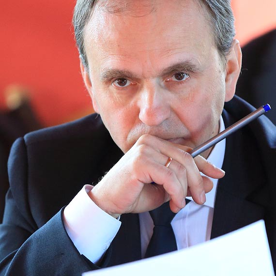 Czy lodowisko musi by� problemem stawianym na sesji