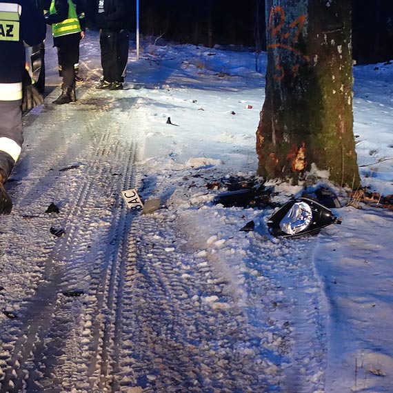 Wypadek na drodze Gosty�- �wierzno, dwie osoby ranne
