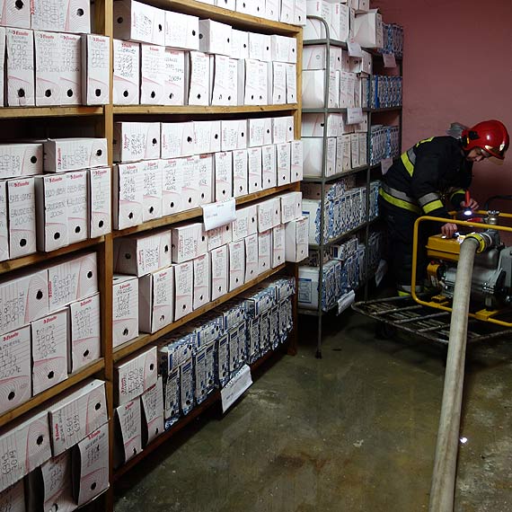 Woda zalała archiwum szpitala