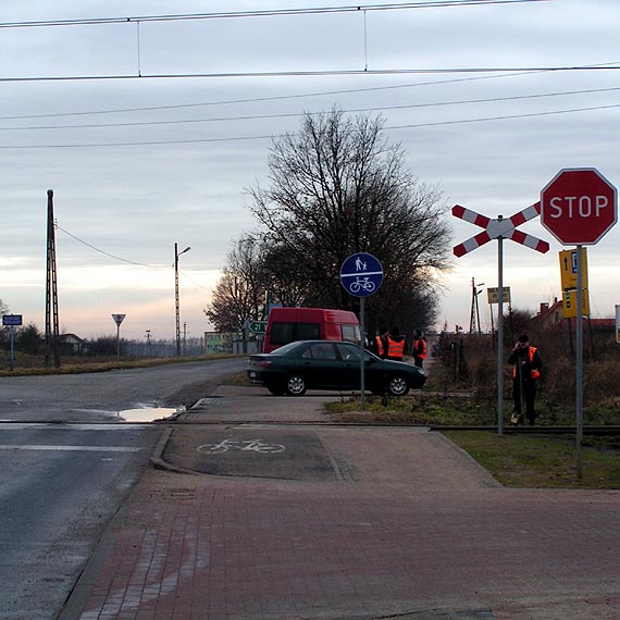 Kamie� Pomorski: Kierowca forda uderzy� w poci�g