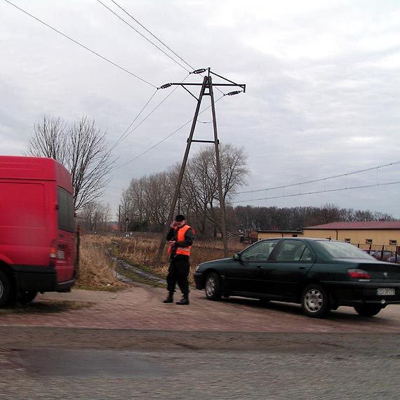 Kamie� Pomorski: Kierowca forda uderzy� w poci�g